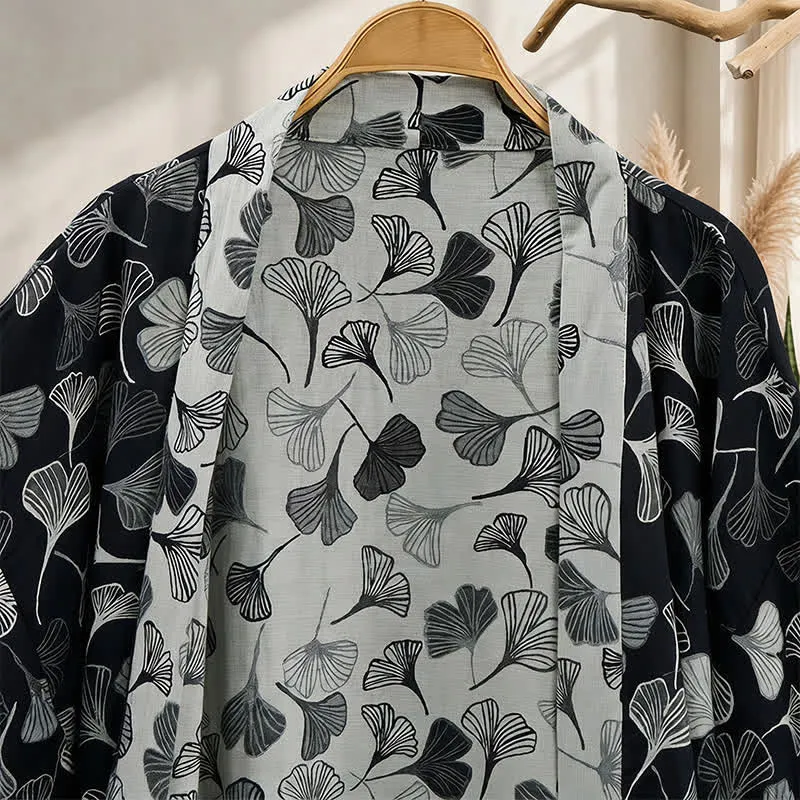 Kimono-Bademantel aus Baumwolle mit schwarzem und weißem Ginkgoblattmuster