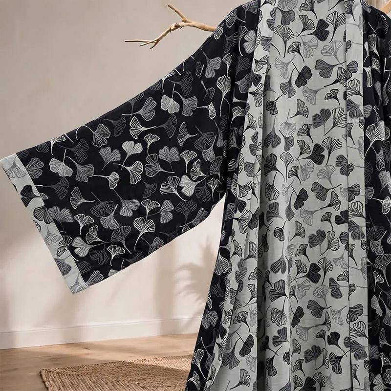 Kimono-Bademantel aus Baumwolle mit schwarzem und weißem Ginkgoblattmuster