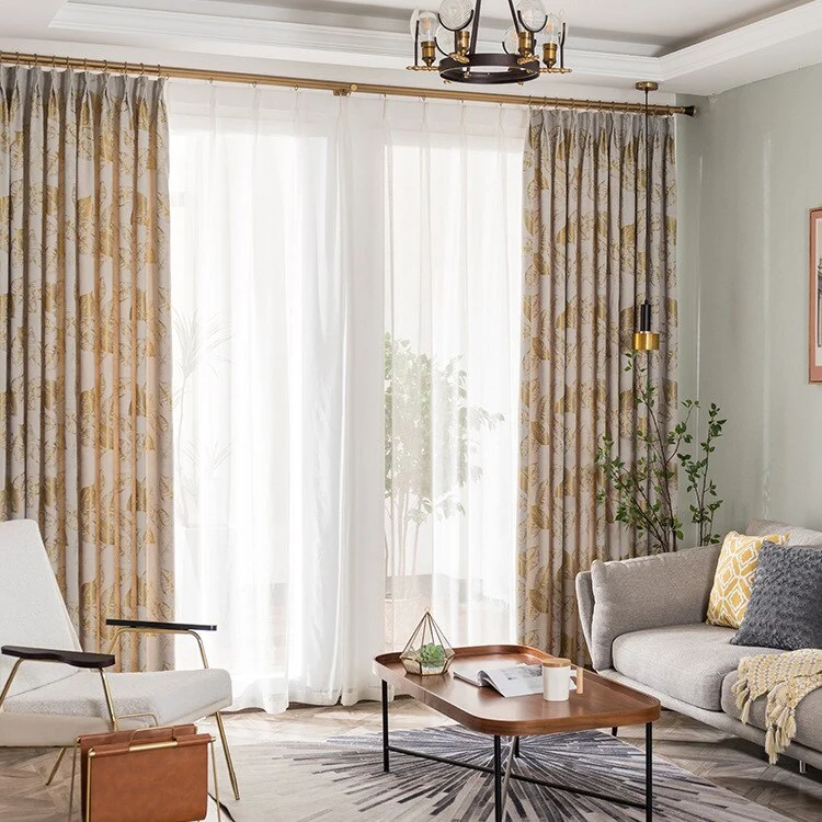 Moderner Dekovorhang mit goldenem Blättermotiv
