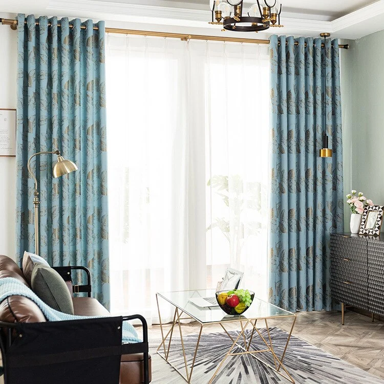 Moderner Dekovorhang mit goldenem Blättermotiv