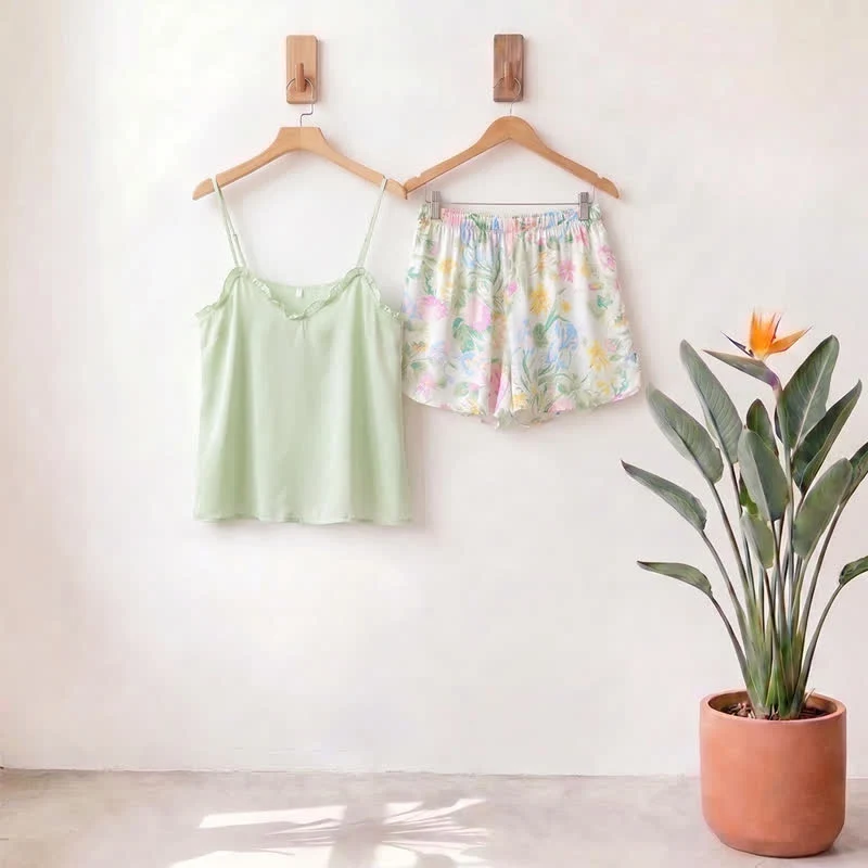 Loungewear-Set aus mintfarbenem Satin-Rüschen-Top und geblümten Shorts
