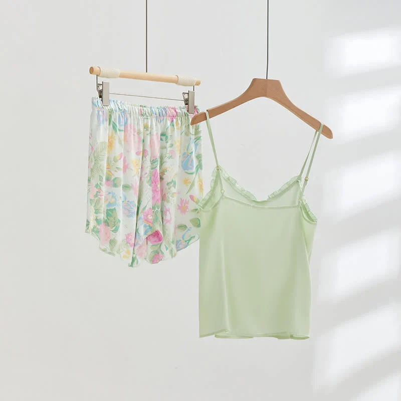 Loungewear-Set aus mintfarbenem Satin-Rüschen-Top und geblümten Shorts