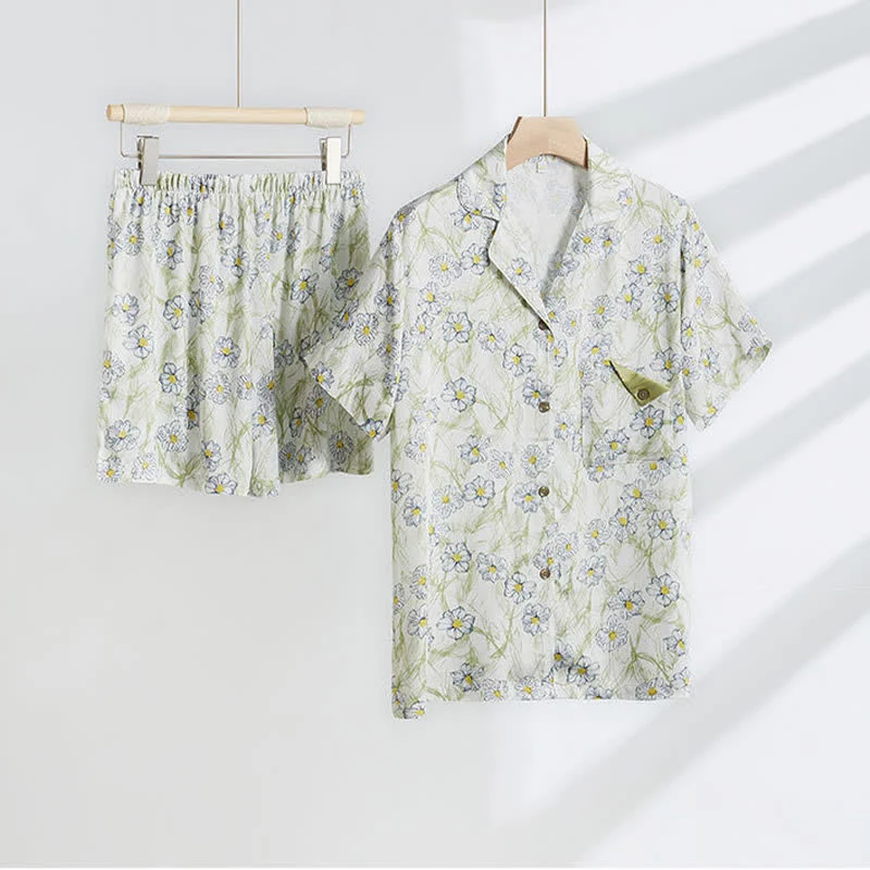 Loungewear-Set aus mintfarbenen Satinshorts mit Blumenmuster und Knopfleiste