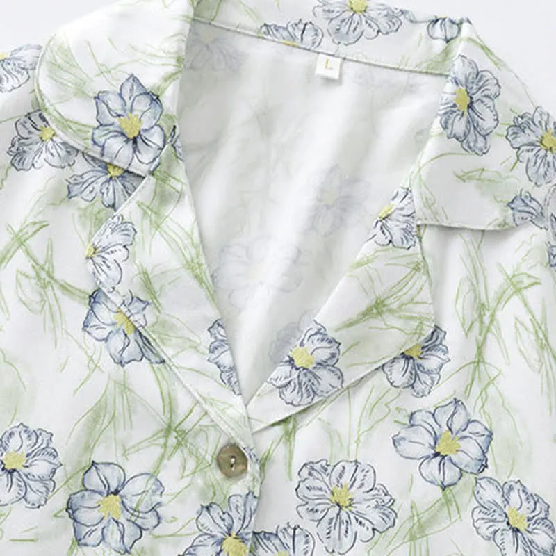 Loungewear-Set aus mintfarbenen Satinshorts mit Blumenmuster und Knopfleiste