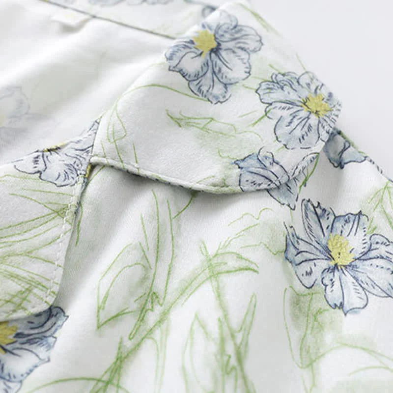 Loungewear-Set aus mintfarbenen Satinshorts mit Blumenmuster und Knopfleiste