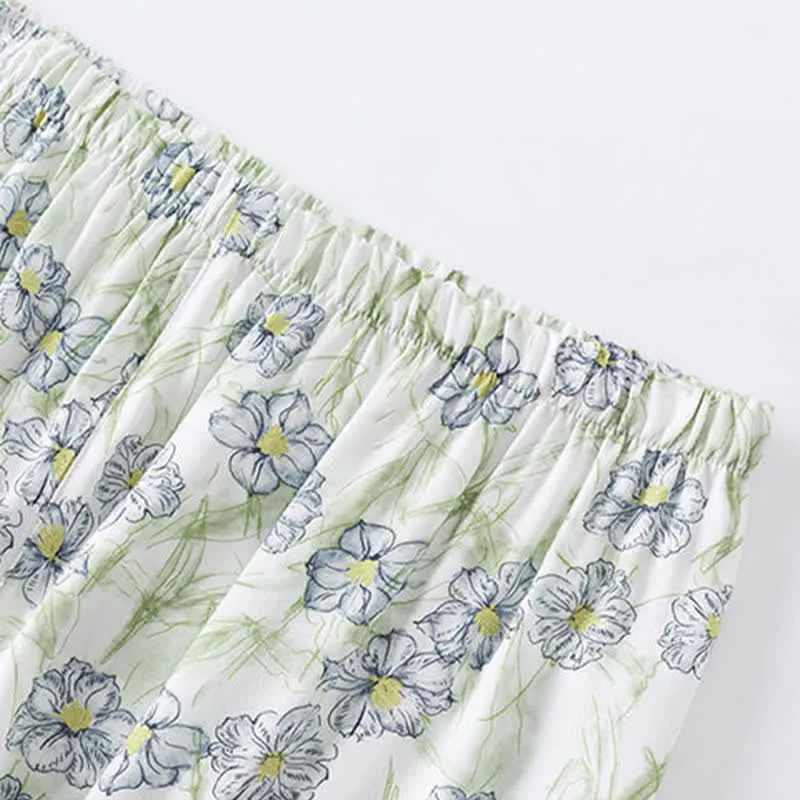 Loungewear-Set aus mintfarbenen Satinshorts mit Blumenmuster und Knopfleiste