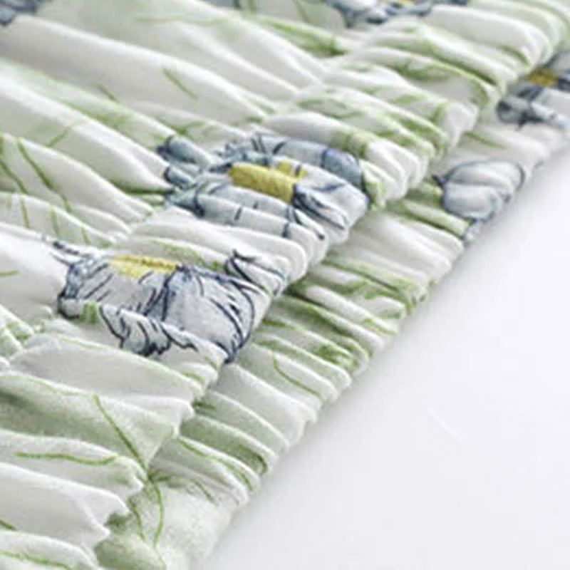 Loungewear-Set aus mintfarbenen Satinshorts mit Blumenmuster und Knopfleiste