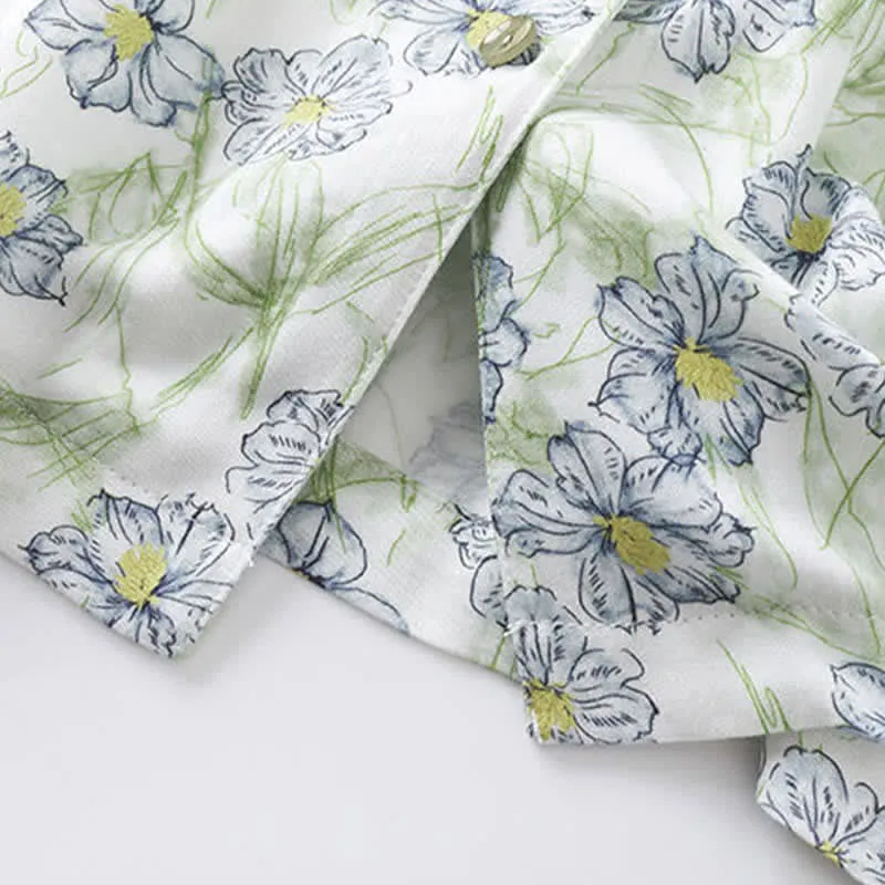 Loungewear-Set aus mintfarbenen Satinshorts mit Blumenmuster und Knopfleiste
