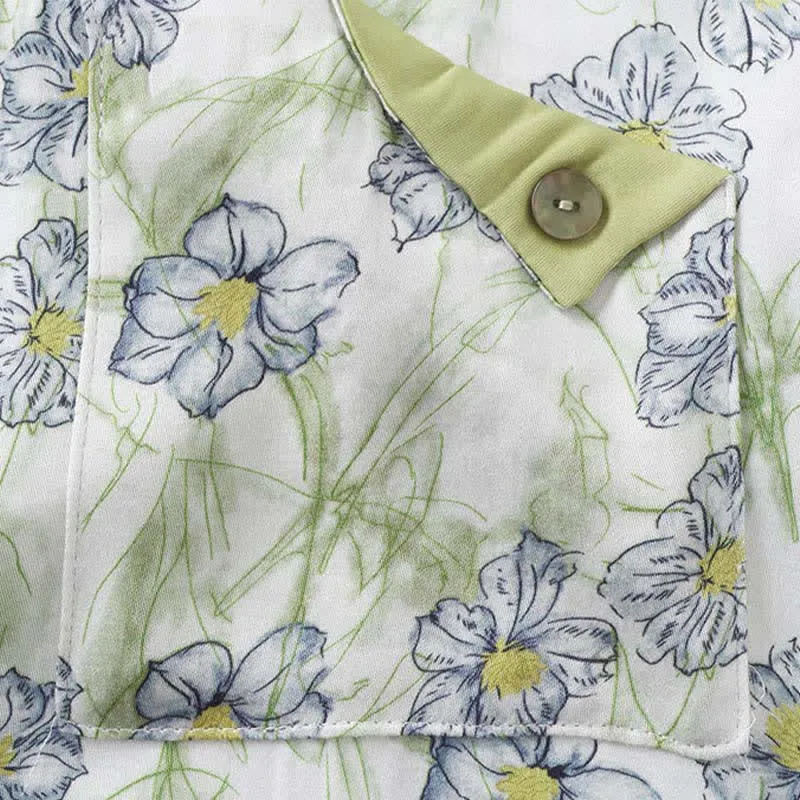 Loungewear-Set aus mintfarbenen Satinshorts mit Blumenmuster und Knopfleiste