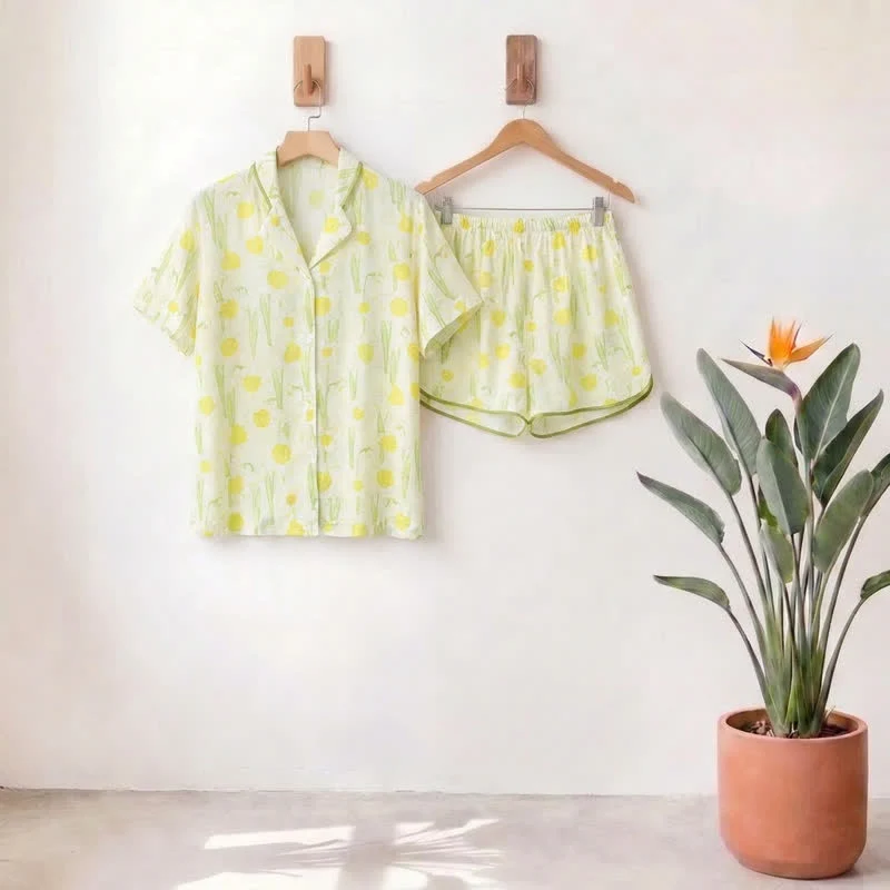 Pyjama-Set aus Satin mit Narzissenmuster und kurzen Ärmeln