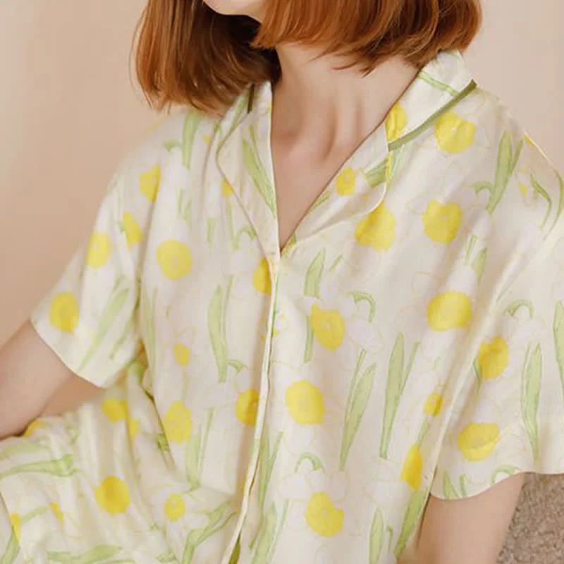 Pyjama-Set aus Satin mit Narzissenmuster und kurzen Ärmeln