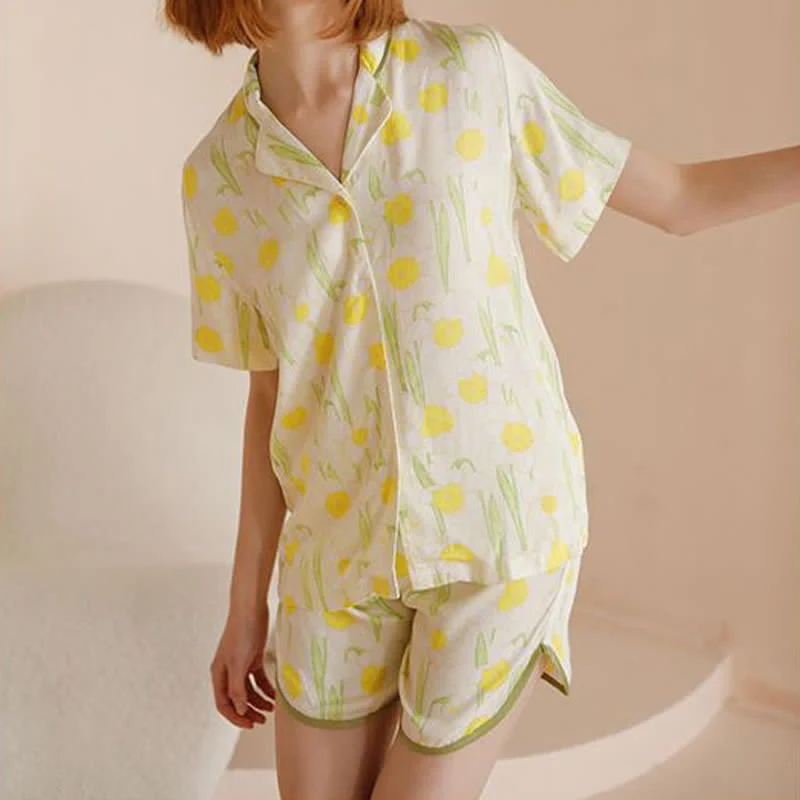 Pyjama-Set aus Satin mit Narzissenmuster und kurzen Ärmeln