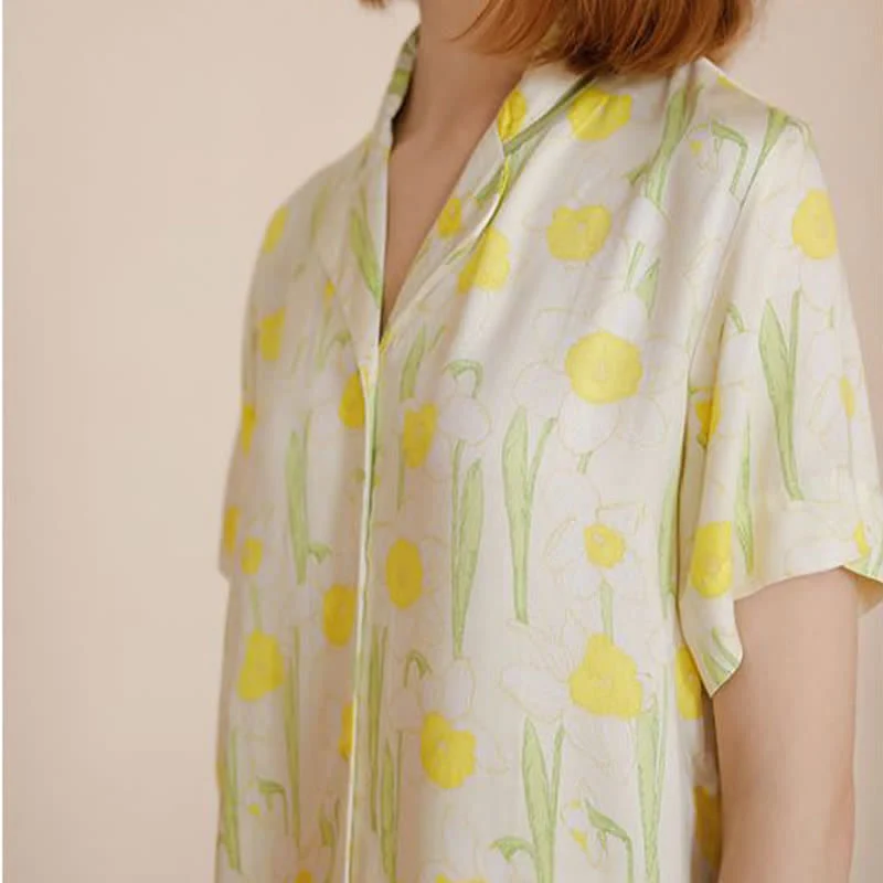 Pyjama-Set aus Satin mit Narzissenmuster und kurzen Ärmeln