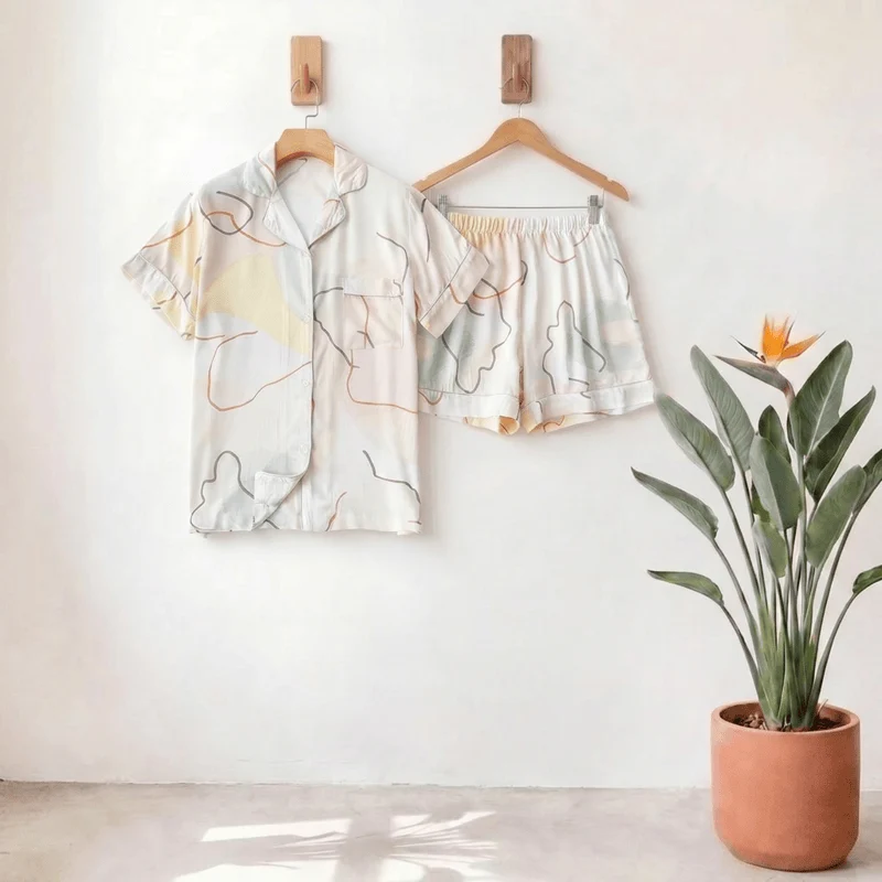 Loungewear-Set aus Satin mit abstraktem Print und kurzen Ärmeln