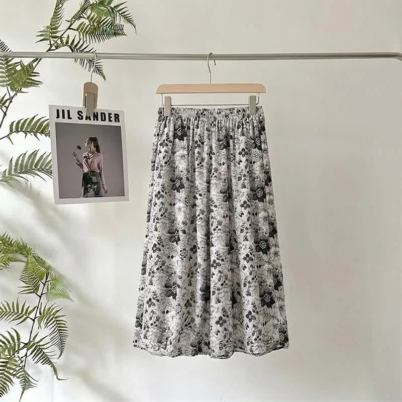 Vintage Schwarze geblümte Cropped Schlafhose