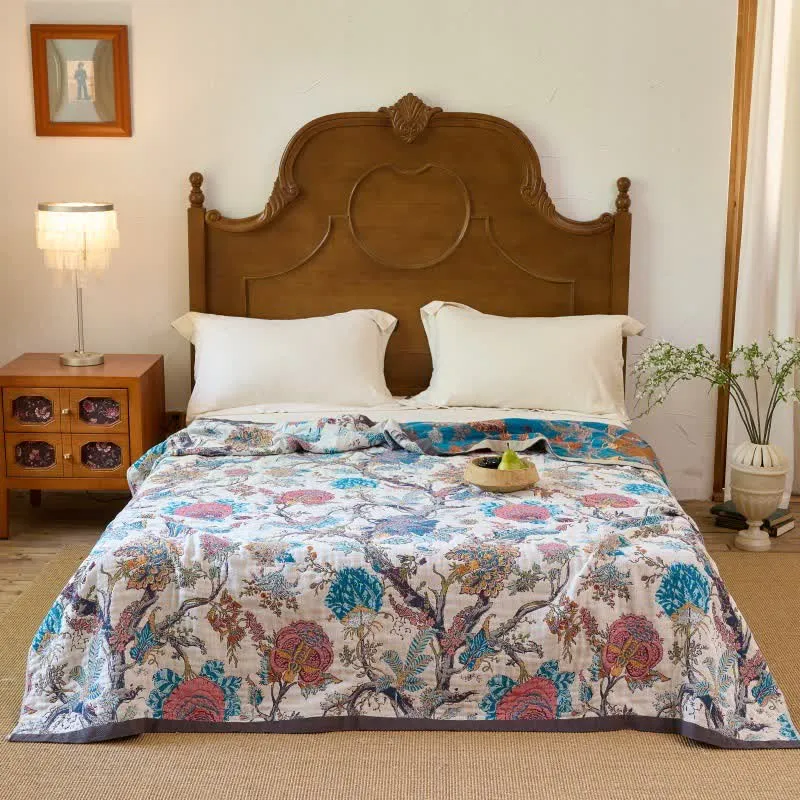 Vintage-Wende-Steppdecke aus Baumwollmusselin mit botanischem Flair