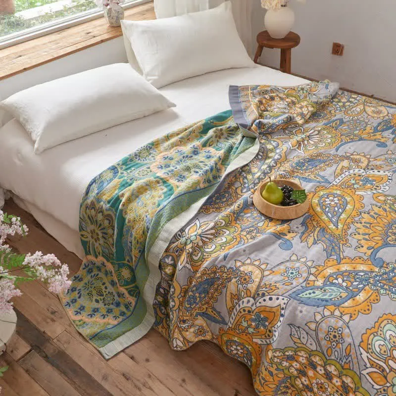 Doppelseitige, kunstvoll bedruckte Musselindecke mit Paisley-Muster