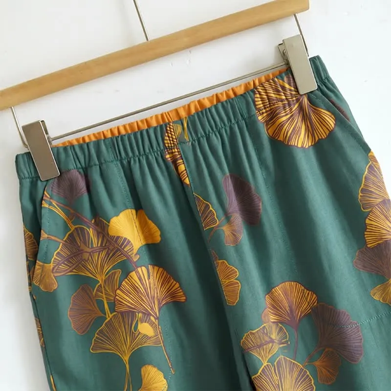 Loungewear-Set mit botanischem Blattmuster: Trägertop und Hose