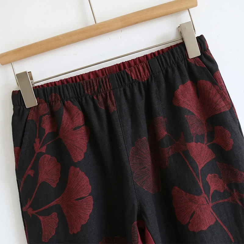 Loungewear-Set mit botanischem Blattmuster: Trägertop und Hose