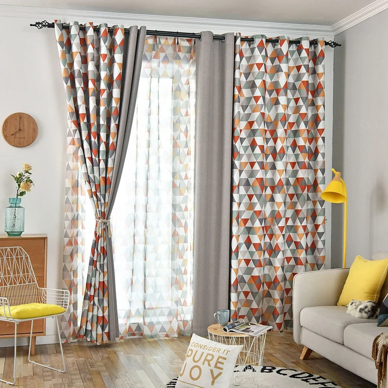 Transparente Gardine mit buntem Dreiecksmuster