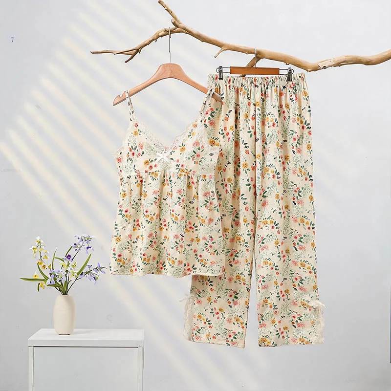 Romantisches Lounge-Set aus geblümtem Camisole und Knöchelhose