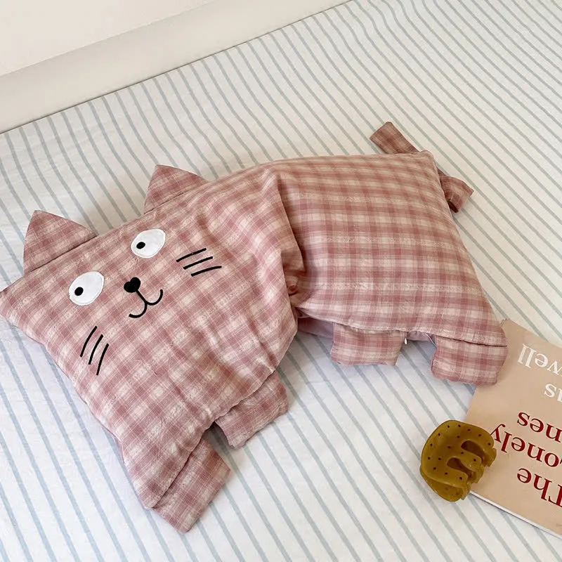 Kissen mit kariertem Katzenmotiv und Buchweizenfüllung