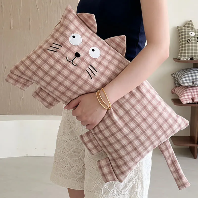 Kissen mit kariertem Katzenmotiv und Buchweizenfüllung