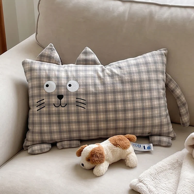 Kissen mit kariertem Katzenmotiv und Buchweizenfüllung