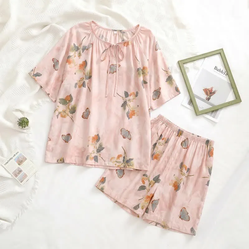 Loungewear-Set mit Blumen- und Schmetterlingsmotiven und Bindekragen