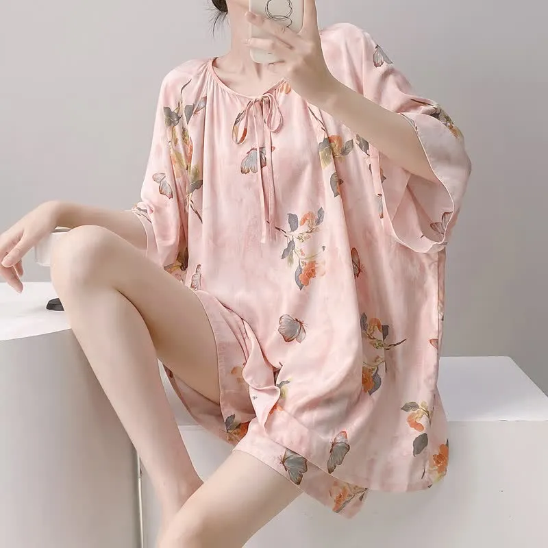 Loungewear-Set mit Blumen- und Schmetterlingsmotiven und Bindekragen