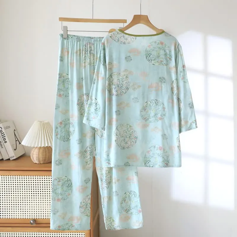 Orientalischer traditioneller Damenpyjama mit Blumenmuster