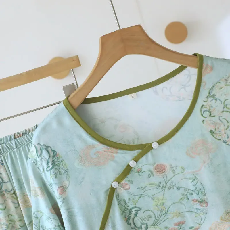 Orientalischer traditioneller Damenpyjama mit Blumenmuster