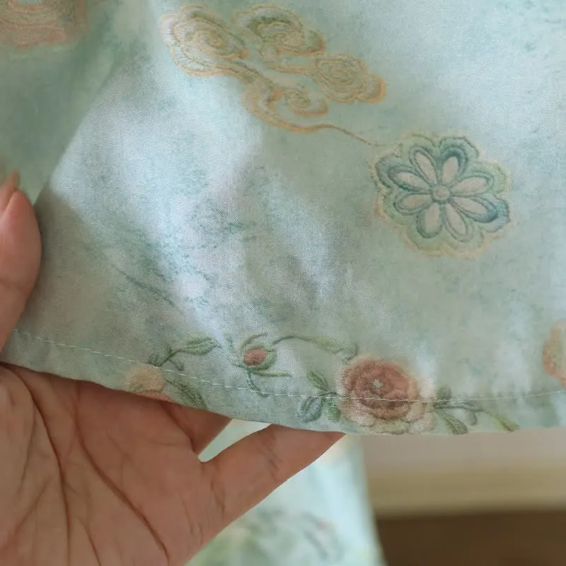 Orientalischer traditioneller Damenpyjama mit Blumenmuster