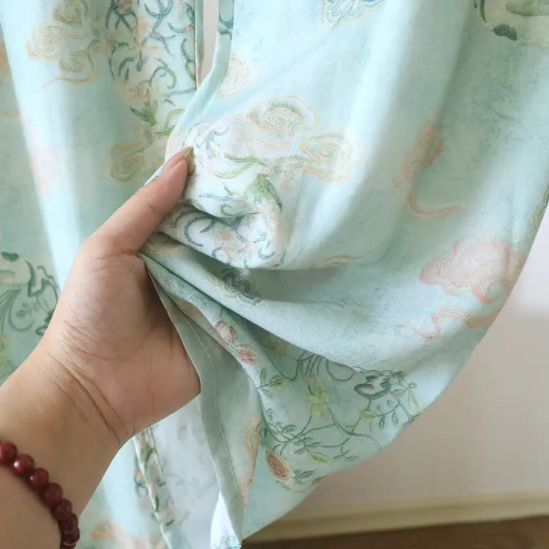 Orientalischer traditioneller Damenpyjama mit Blumenmuster
