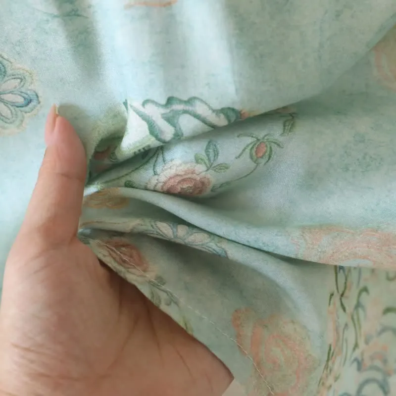 Orientalischer traditioneller Damenpyjama mit Blumenmuster
