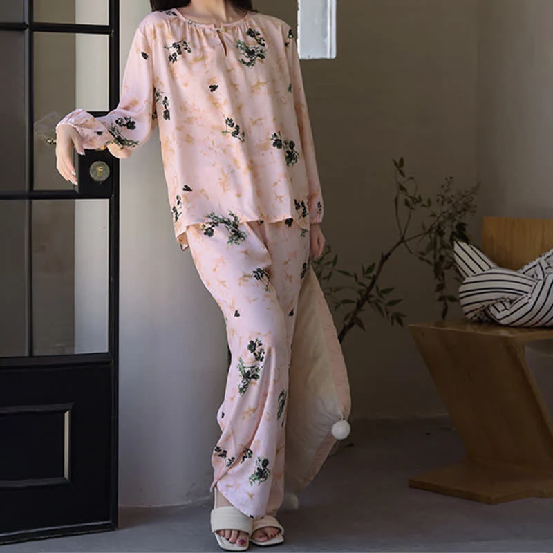 Langärmliger Damenpyjama mit ländlichem Blumenmuster