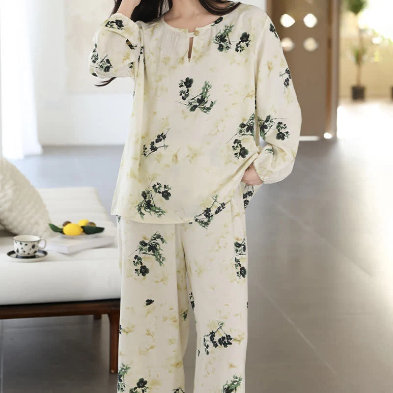 Langärmliger Damenpyjama mit ländlichem Blumenmuster