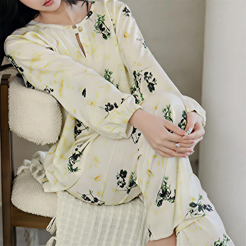 Langärmliger Damenpyjama mit ländlichem Blumenmuster