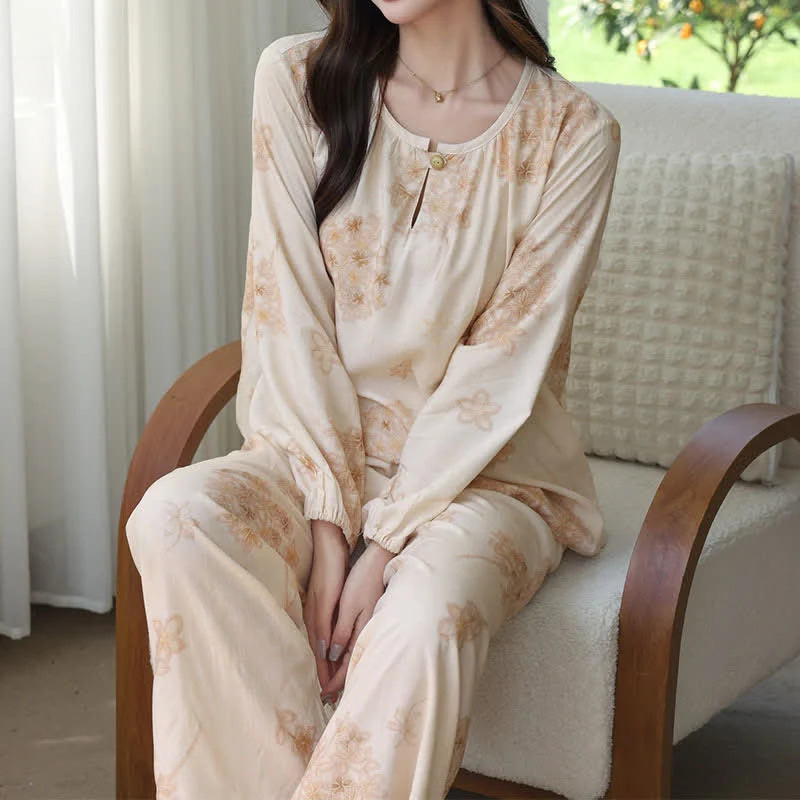 Eleganter Damenpyjama mit Blumenmuster und langen Ärmeln