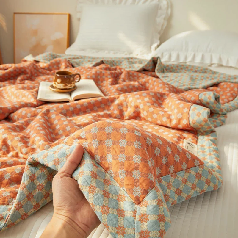 Wende-Steppdecke aus garngefärbtem Jacquard-Musselin