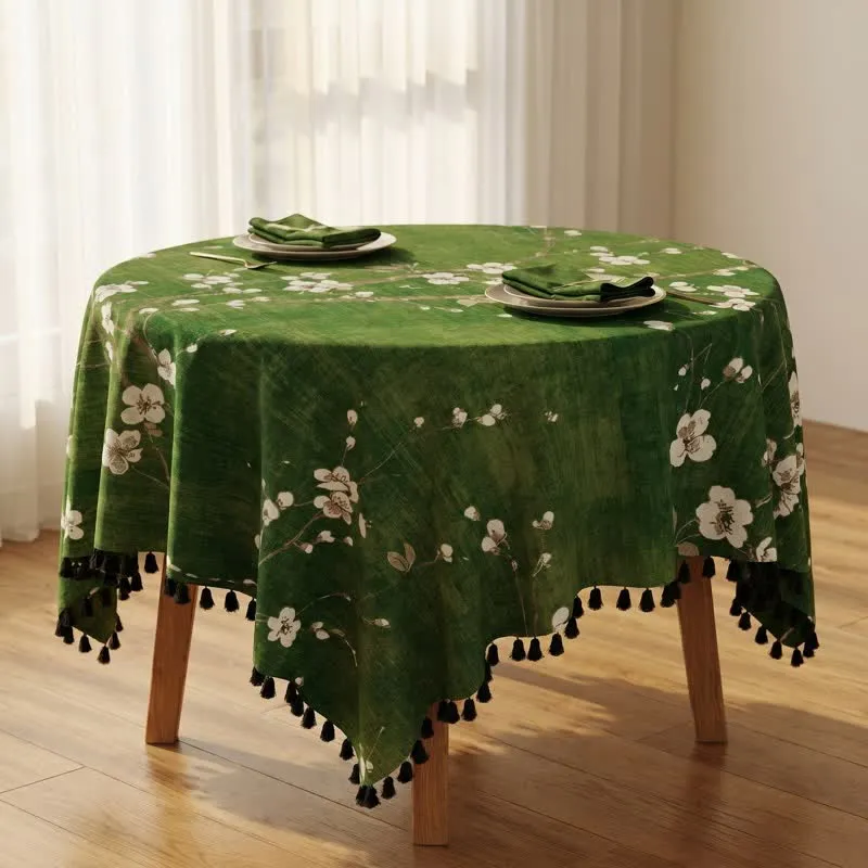 Vintage Tischdecke mit weißem Pflaumenblütenmuster und Quasten