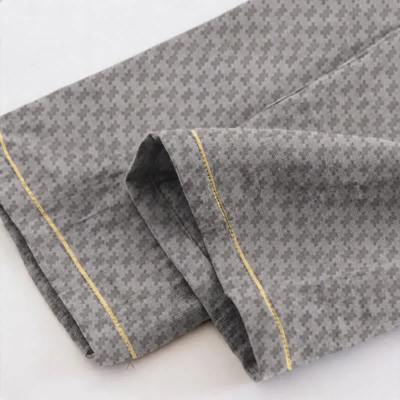 Graues Loungewear-Set mit geometrischem V-Ausschnitt