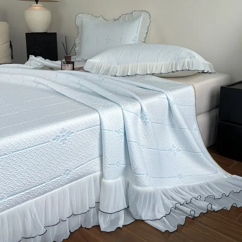 Set mit Rüschen-Tagesdecke mit vertikalem Blumenmuster