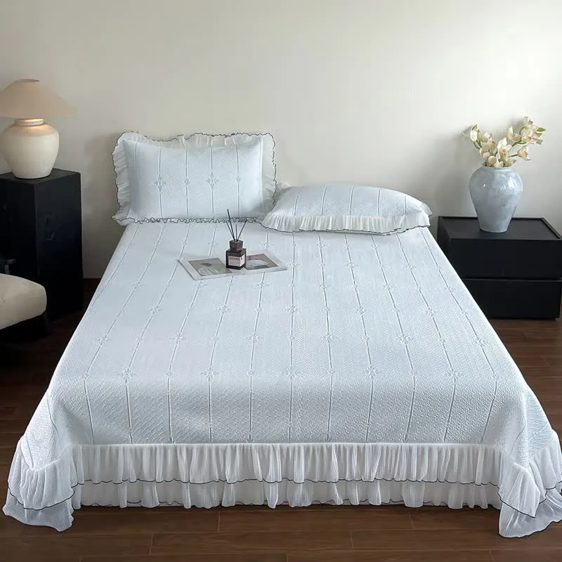 Set mit Rüschen-Tagesdecke mit vertikalem Blumenmuster
