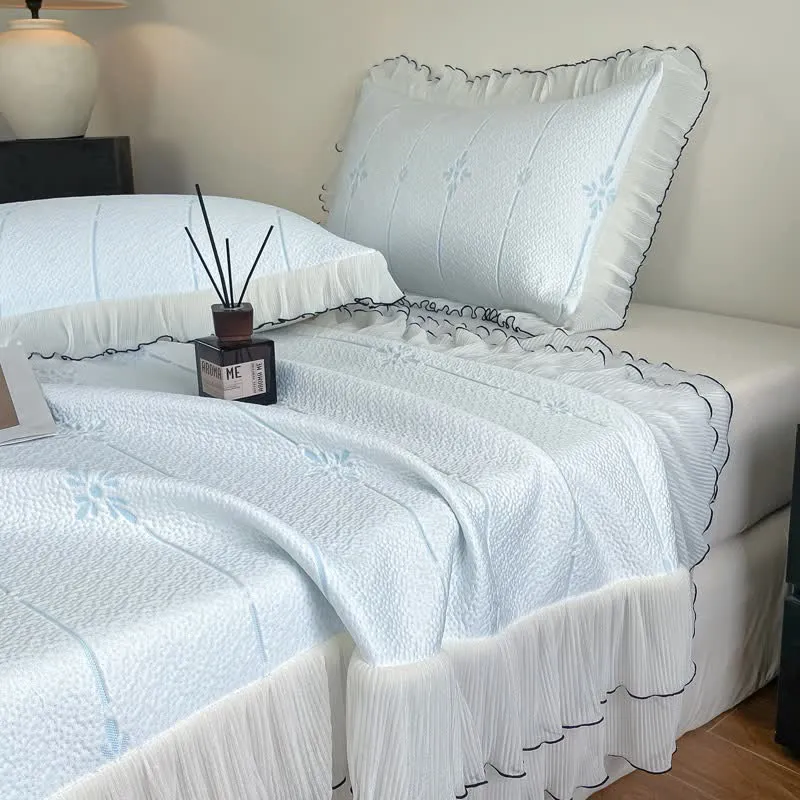 Set mit Rüschen-Tagesdecke mit vertikalem Blumenmuster