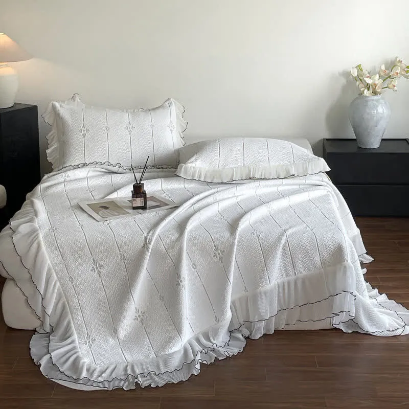 Set mit Rüschen-Tagesdecke mit vertikalem Blumenmuster