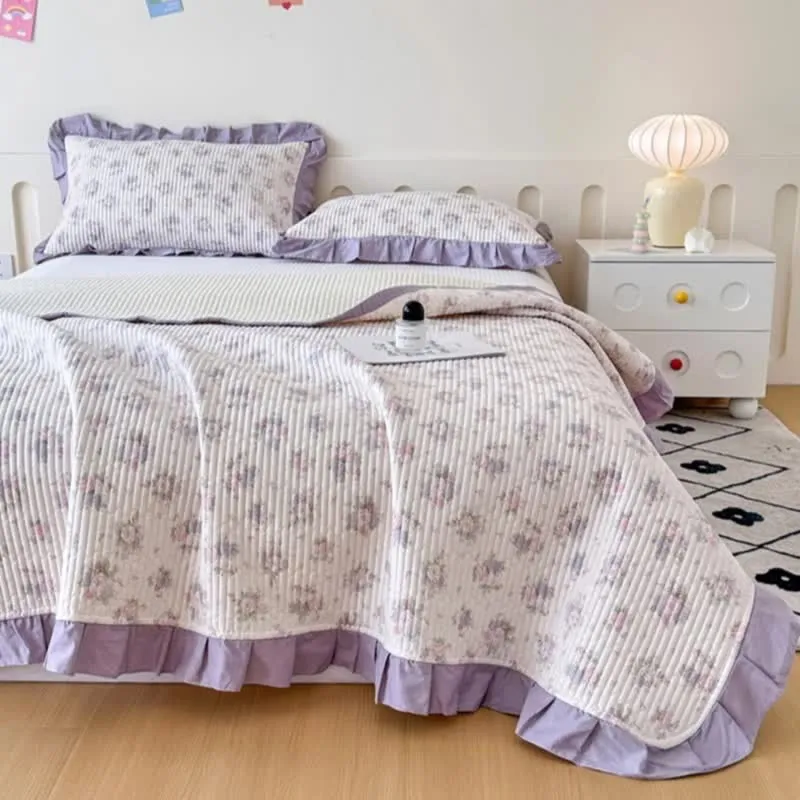 Violette Rüschen-Tagesdecke aus Baumwolle mit Blumenmuster