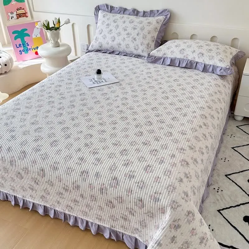 Violette Rüschen-Tagesdecke aus Baumwolle mit Blumenmuster