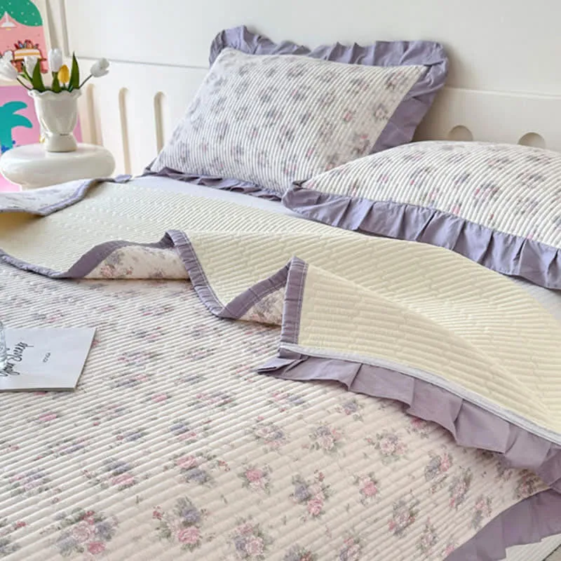 Violette Rüschen-Tagesdecke aus Baumwolle mit Blumenmuster