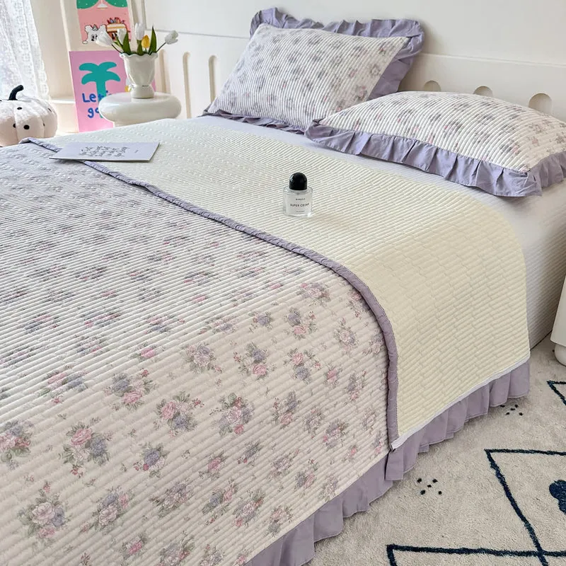 Violette Rüschen-Tagesdecke aus Baumwolle mit Blumenmuster